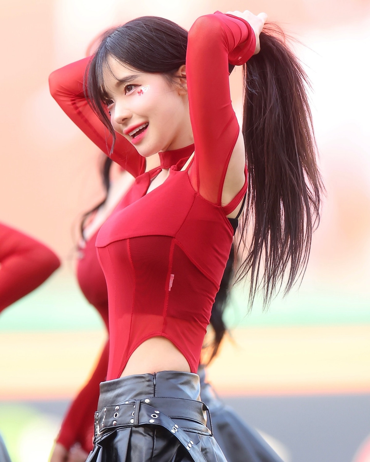 Không dừng lại ở vai trò cổ động viên, Lee Da-hye lấn sân sang lĩnh vực âm nhạc với đĩa đơn đầu tay "HUSH" phát hành năm ngoái. Sự chuyển mình này đánh dấu bước ngoặt quan trọng trong sự nghiệp của Lee Da-hye, khẳng định cô không chỉ là một cổ động viên mà còn là một nghệ sĩ đa năng.