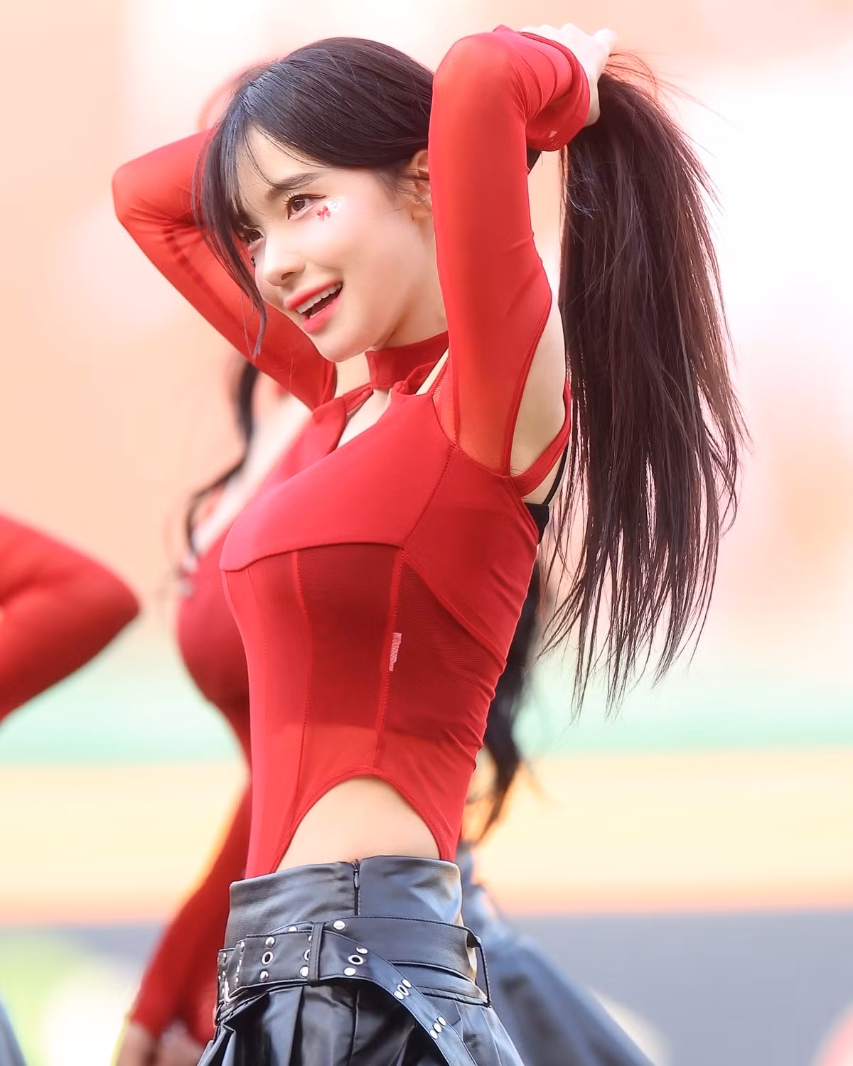 Không dừng lại ở vai trò cổ động viên, Lee Da-hye lấn sân sang lĩnh vực âm nhạc với đĩa đơn đầu tay "HUSH" phát hành năm ngoái. Sự chuyển mình này đánh dấu bước ngoặt quan trọng trong sự nghiệp của Lee Da-hye, khẳng định cô không chỉ là một cổ động viên mà còn là một nghệ sĩ đa năng.