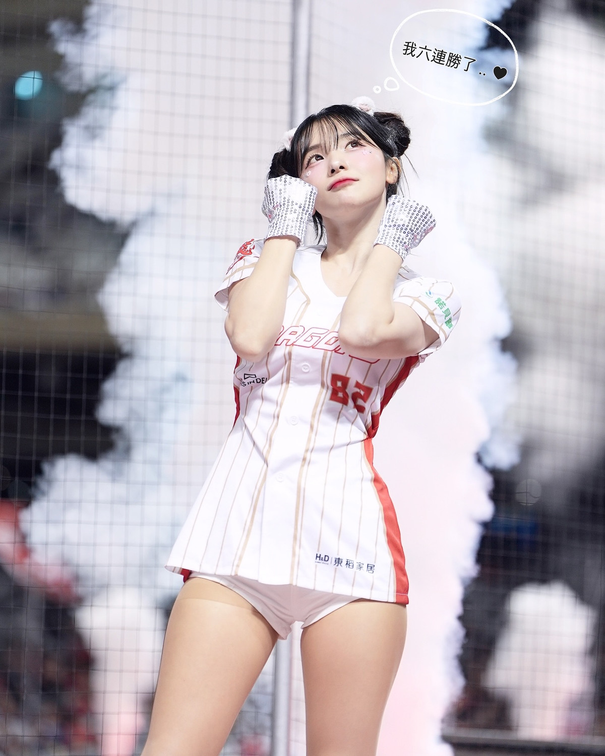 Trái lại, những lúc cổ vũ trên sân đấu, cô nàng có khả năng khuấy động không khí với loạt vũ điệu năng động, trẻ trung và cuốn hút.