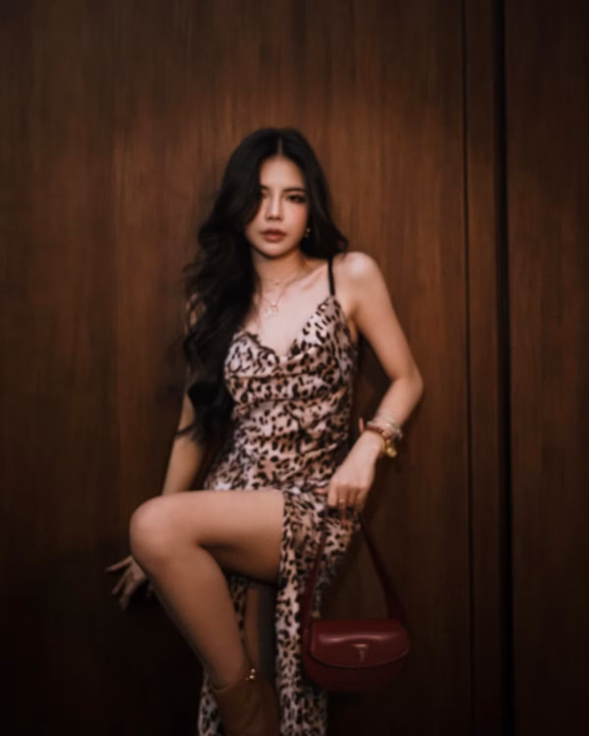 Kiểu tóc uốn lọn bồng bềnh kết hợp layout trang điểm sắc sảo càng khiến diện mạo của cô thêm phần quyến rũ, mạnh mẽ.