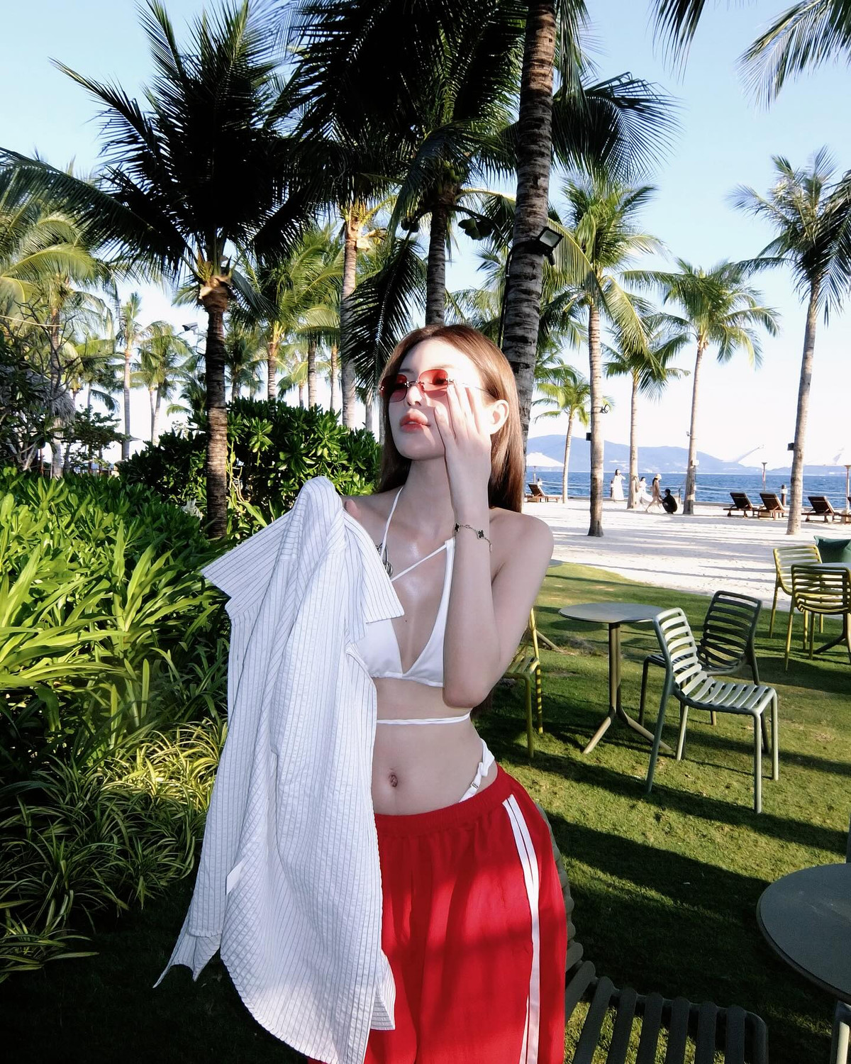 Trong một lần khác, Tường San lựa chọn bikini trắng cut-out phối quần thể thao.