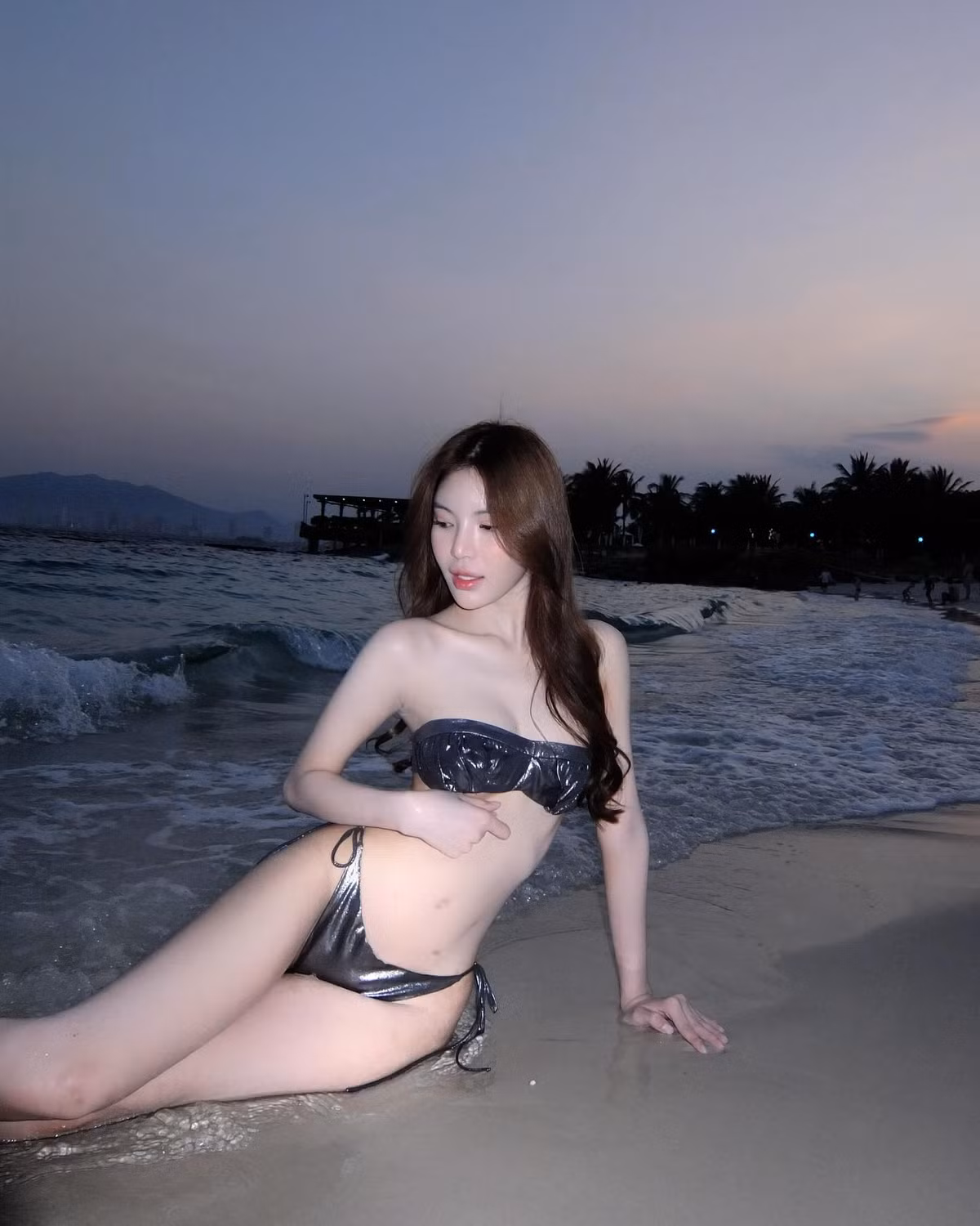 Á hậu chuyển giới Tường San khiến cư dân mạng “bỏng mắt” khi liên tục đăng tải loạt ảnh diện bikini đầy quyến rũ trong các chuyến du lịch gần đây. Từ những thiết kế bikini hai mảnh nhỏ xíu đến những thiết kế liền thân dạng ren xuyên thấu, cô nàng khoe dáng nuột nà không tì vết khiến netizen xuýt xoa.