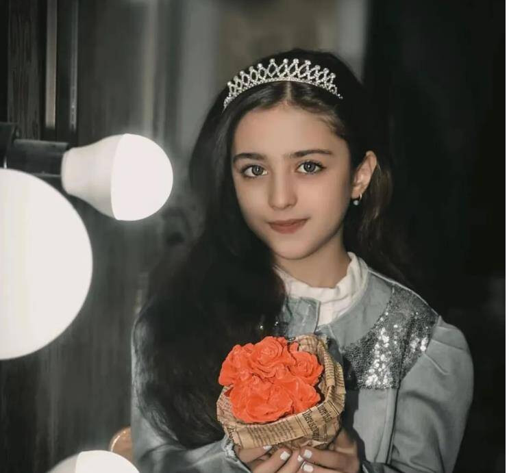 Dù nổi tiếng từ nhỏ, Mahdis vẫn được gia đình bảo vệ và nuôi dưỡng trong môi trường lành mạnh. Cha mẹ cô luôn đảm bảo rằng con gái mình được sống đúng với lứa tuổi, tránh xa những áp lực không cần thiết từ sự nổi tiếng.