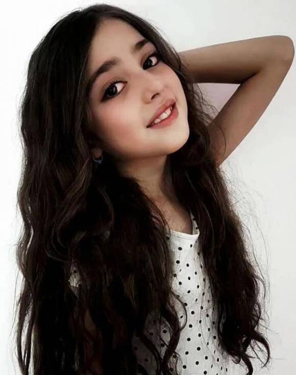 Trang Instagram do mẹ cô bé quản lý liên tục cập nhật những khoảnh khắc đời thường, thu hút hàng trăm nghìn lượt theo dõi – biến Mahdis trở thành hiện tượng nhí đình đám toàn cầu dù chưa từng xuất hiện trên màn ảnh hay sàn diễn lớn.