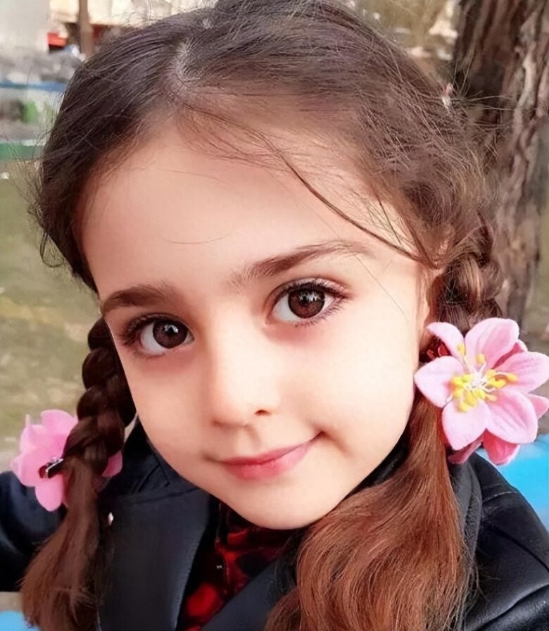 Cô bé đã tham gia nhiều buổi chụp hình chuyên nghiệp và xuất hiện trong các chiến dịch quảng cáo, khẳng định vị thế của mình trong làng mẫu nhí.