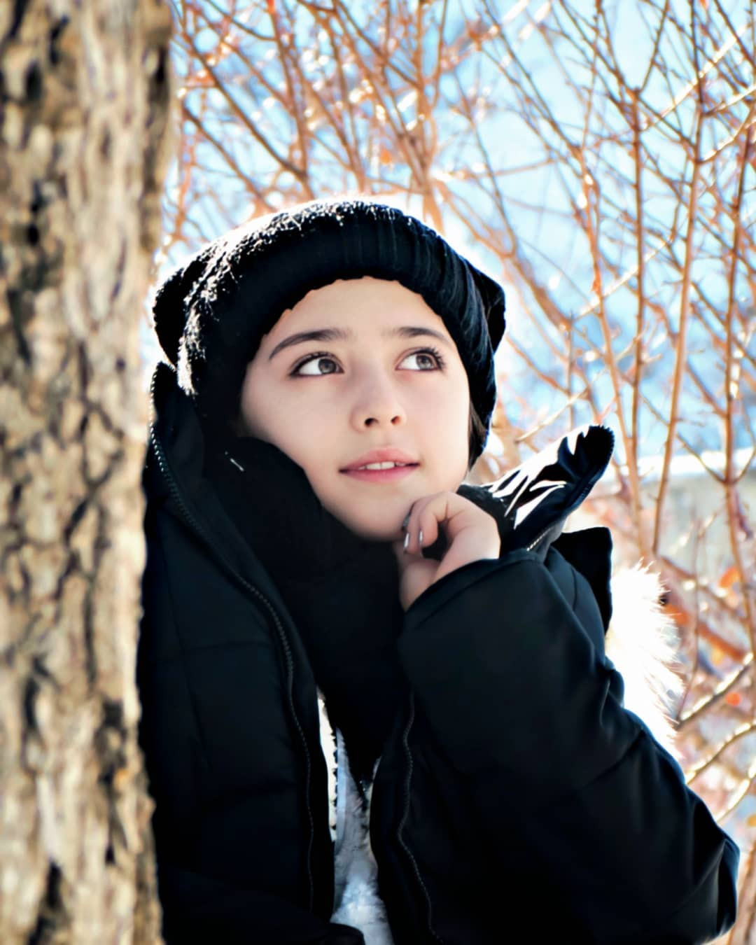 Phong cách thời trang của Mahdis dần trưởng thành nhưng vẫn giữ được vẻ dễ thương đặc trưng. Những chiếc váy xòe bồng bềnh được thay bằng các outfit năng động, tươi tắn.