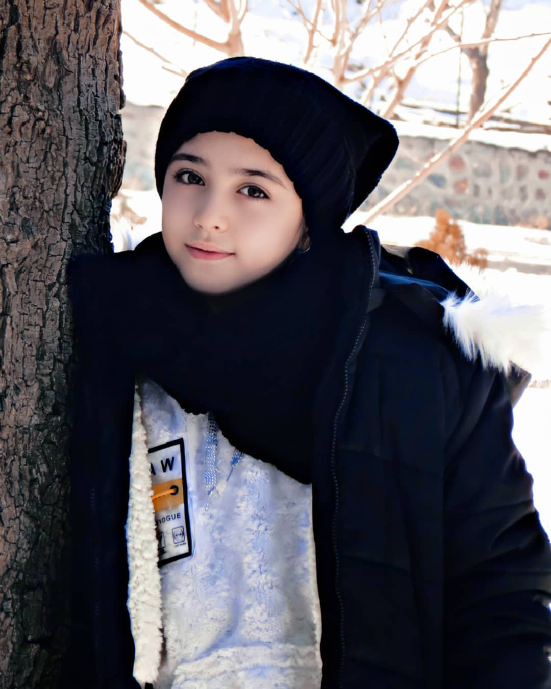 Đôi mắt vẫn sâu như hồ nước mùa thu, làn da vẫn căng bóng mịn màng, chỉ khác là… cô bé giờ đã biết phối đồ, tạo dáng và “pose hình” không khác gì fashionista thực thụ.