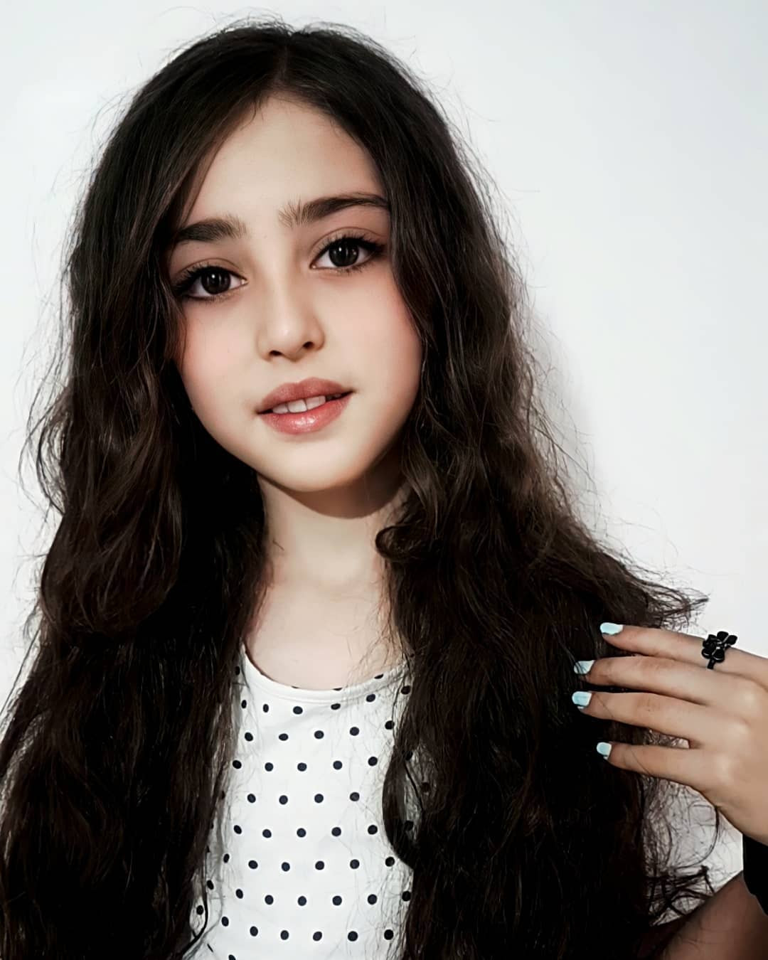 Họ thường xuyên chia sẻ những khoảnh khắc đời thường của Mahdis, từ việc học tập đến vui chơi, giúp người hâm mộ cảm nhận được sự gần gũi và chân thực.