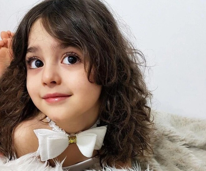 Mahdis bắt đầu nổi tiếng từ năm 4 tuổi khi những bức ảnh của cô được chia sẻ rộng rãi trên mạng xã hội. Cô bé được cộng đồng mạng quốc tế ưu ái gọi là "bé gái đẹp nhất thế giới" nhờ gương mặt hoàn hảo như tượng tạc: đôi mắt to tròn sâu thẳm, làn da trắng hồng và mái tóc xoăn nhẹ tự nhiên như công chúa cổ tích.