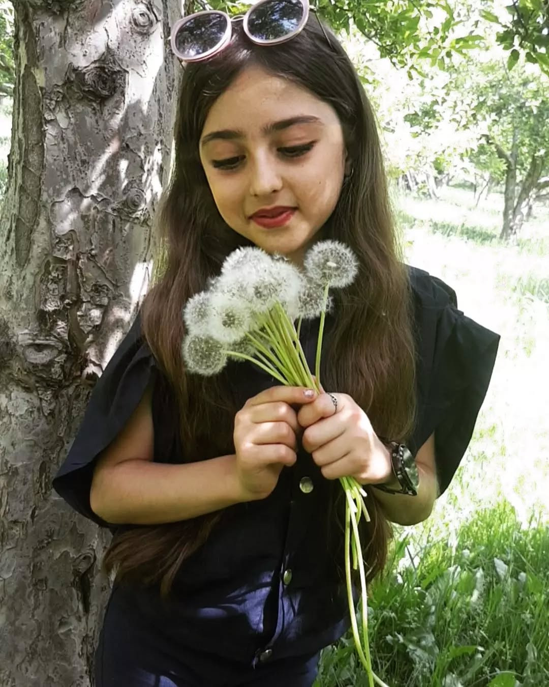 Nếu từng trầm trồ trước vẻ đáng yêu của Mahdis thời nhỏ, thì giờ đây bạn sẽ phải “tròn mắt” trước phiên bản thiếu nữ của cô nàng. Không còn là em bé dễ thương, Mahdis của hiện tại mang vẻ đẹp chín chắn, trong trẻo và có thần thái cuốn hút chẳng kém bất kỳ mẫu teen chuyên nghiệp nào.