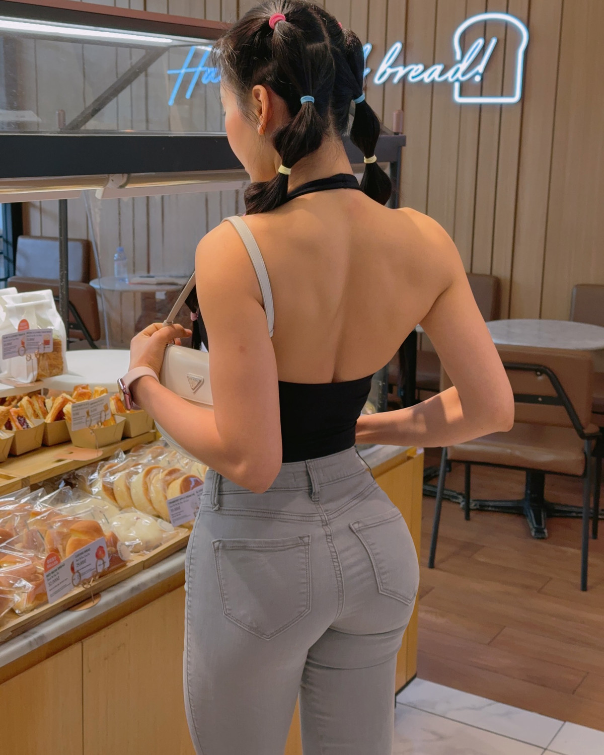 Trong loạt ảnh mới được chia sẻ, Phương Trang diện set đồ đơn giản nhưng cực kỳ cuốn hút: áo halter top đen khoe trọn bờ vai trần săn chắc cùng vòng một gợi cảm, kết hợp cùng quần jeans xám ôm sát tôn lên đường cong cơ thể chuẩn chỉnh.