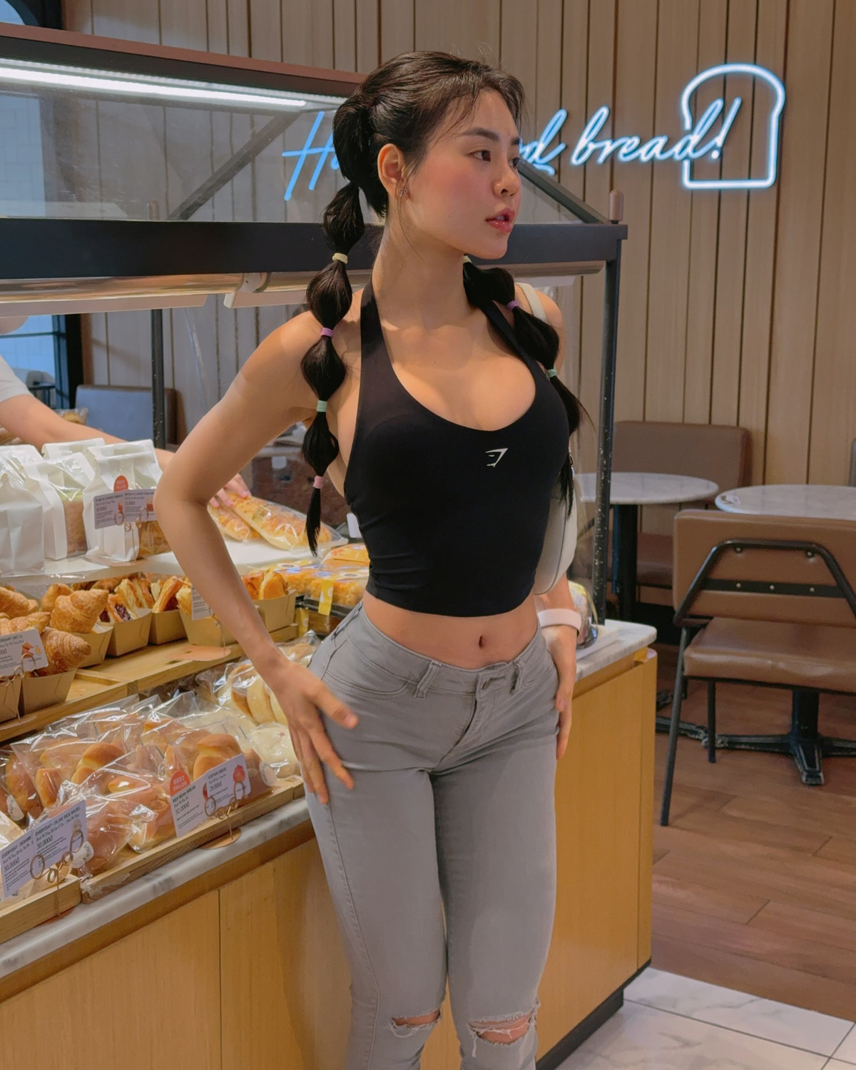 Chiếc túi trắng thanh lịch và đồng hồ thông minh tông hồng pastel càng khiến phong cách của cô nàng trở nên năng động nhưng vẫn rất nữ tính.