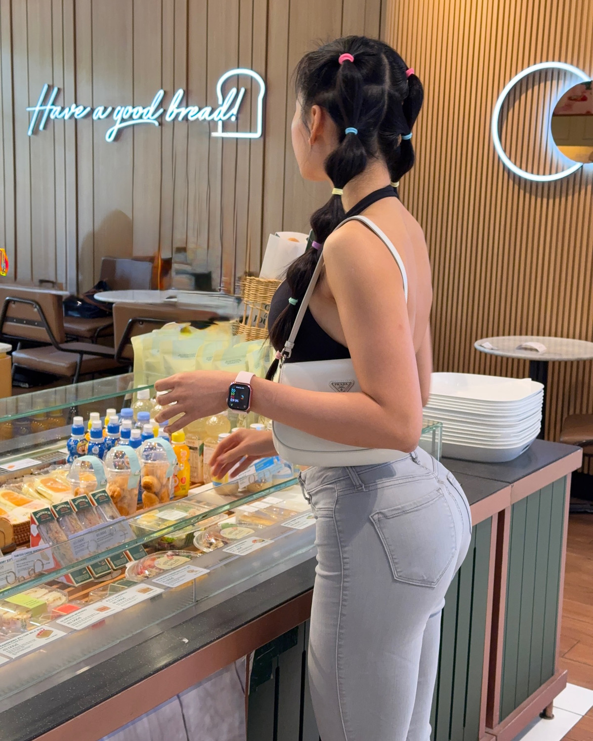 Điểm đặc biệt là mái tóc tết hai bên buộc chun màu sắc dễ thương khiến Phương Trang vừa cá tính lại vừa trẻ trung, mang đến hình ảnh một cô nàng hiện đại, khỏe khoắn và tràn đầy sức sống.