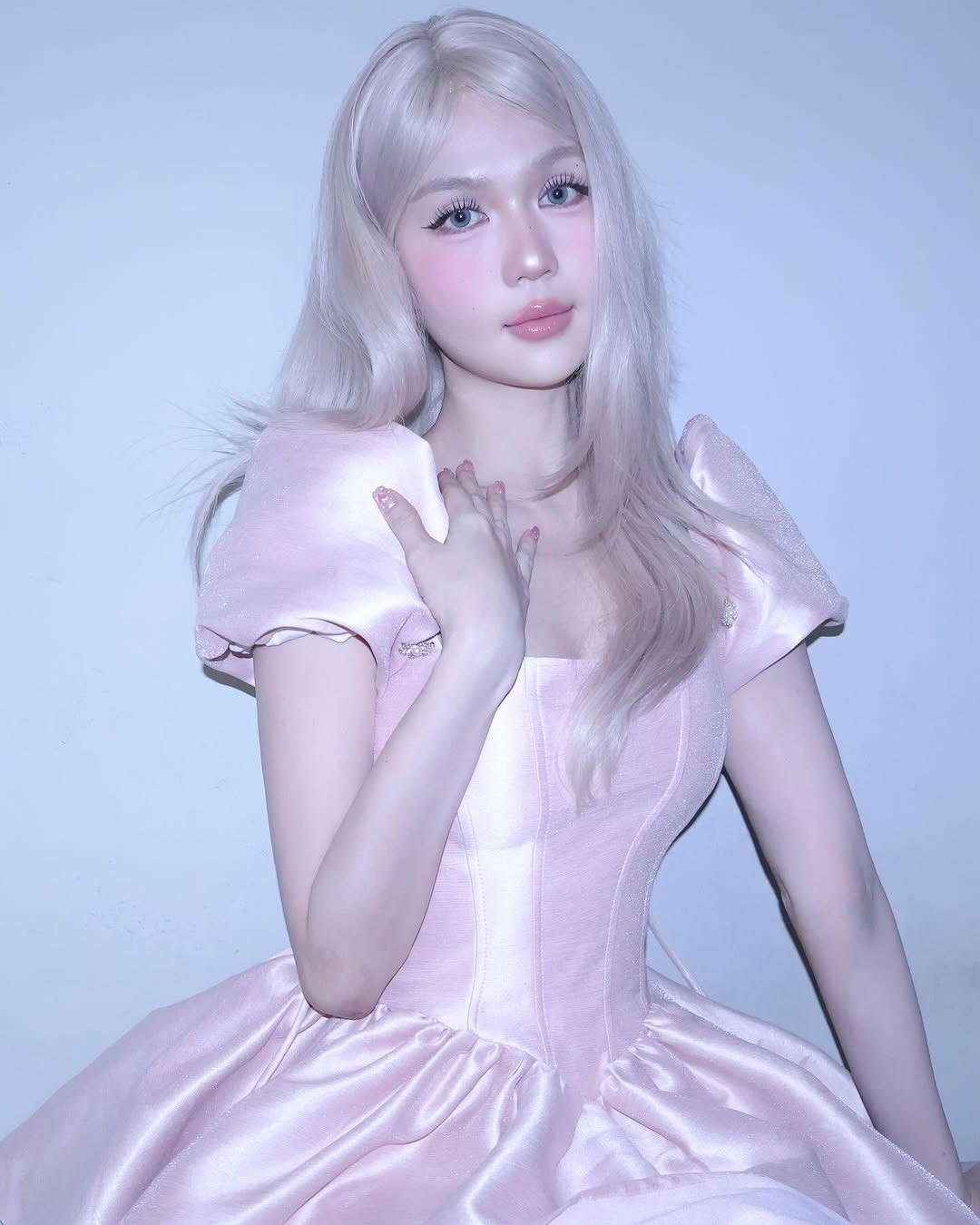 Lối trang điểm với đôi mắt to tròn, má hồng đậm và làn môi căng mọng càng khiến cô trở nên khác lạ, như bước ra từ thế giới cổ tích.