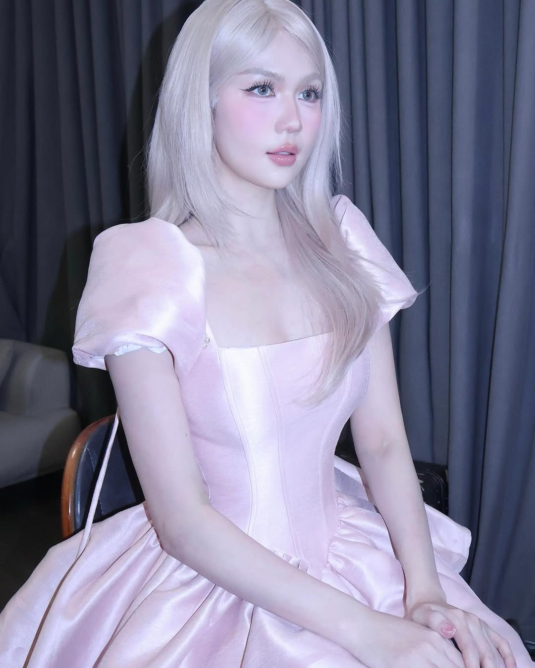 Khác với những hình ảnh táo bạo thường thấy, lần trở lại này của Ngọc Trinh được đánh giá là nhẹ nhàng, nữ tính và có phần kín đáo hơn.