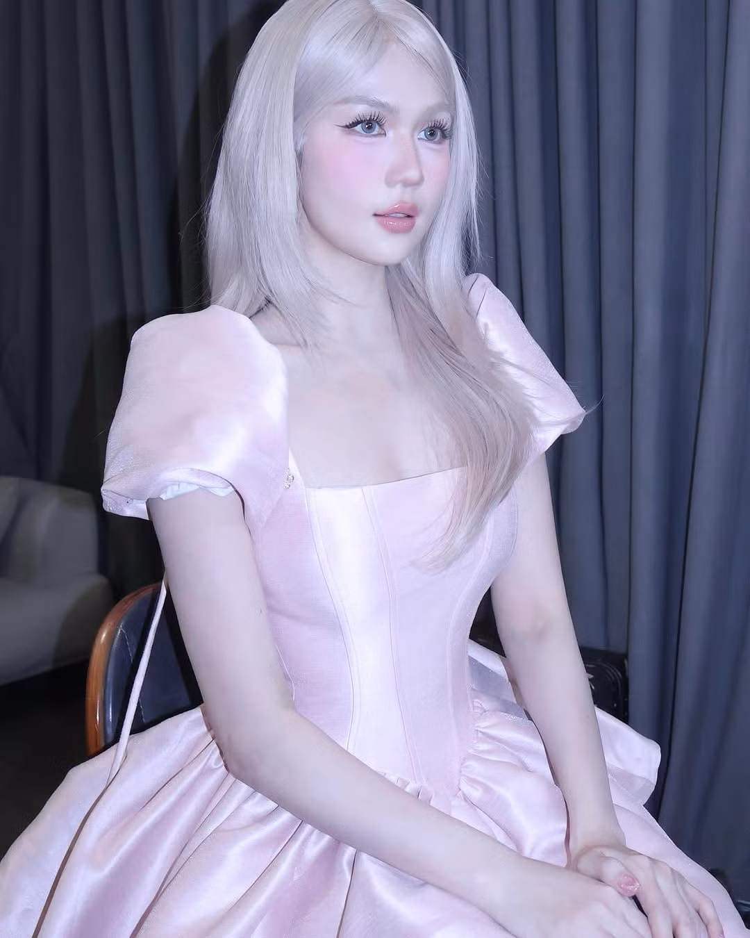 Khác với những hình ảnh táo bạo thường thấy, lần trở lại này của Ngọc Trinh được đánh giá là nhẹ nhàng, nữ tính và có phần kín đáo hơn.