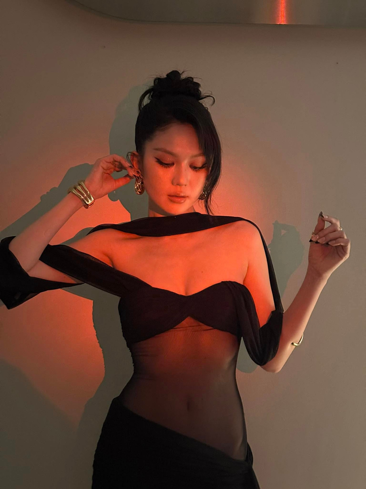 Cách đây không lâu, xuất hiện tại một sự kiện lớn, Ngọc Trinh trở thành tâm điểm bàn tán khi lựa chọn một bộ váy xuyên thấu gần như hoàn toàn.