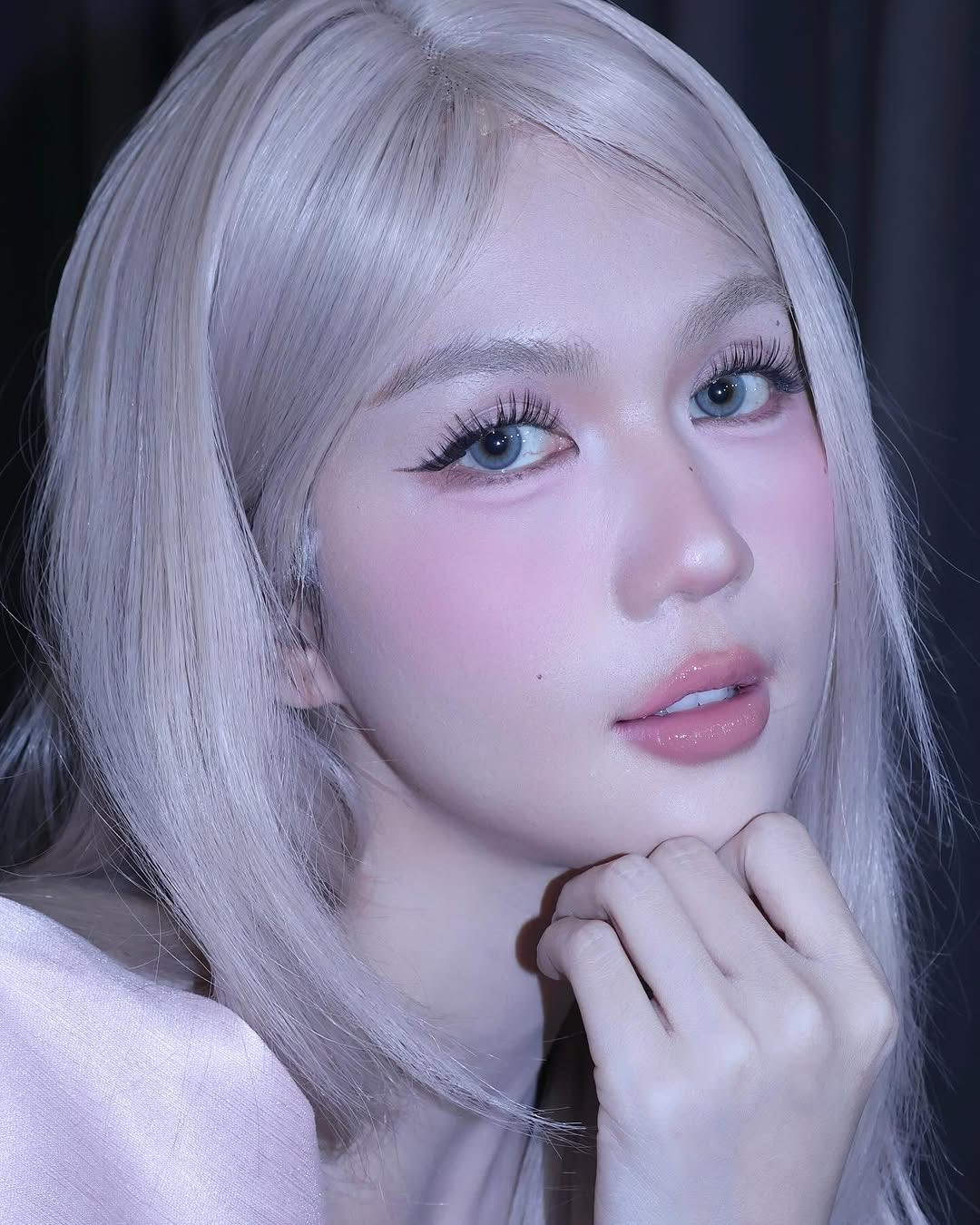 Trong bộ ảnh mới, "nữ hoàng nội y" hóa thân thành nàng búp bê sống với mái tóc bạch kim, làn da trắng sứ và chiếc váy công chúa màu hồng pastel ngọt ngào.