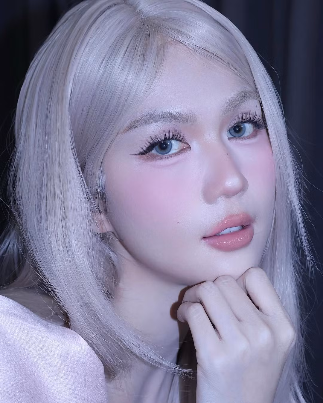 Trong bộ ảnh mới, "nữ hoàng nội y" hóa thân thành nàng búp bê sống với mái tóc bạch kim, làn da trắng sứ và chiếc váy công chúa màu hồng pastel ngọt ngào.