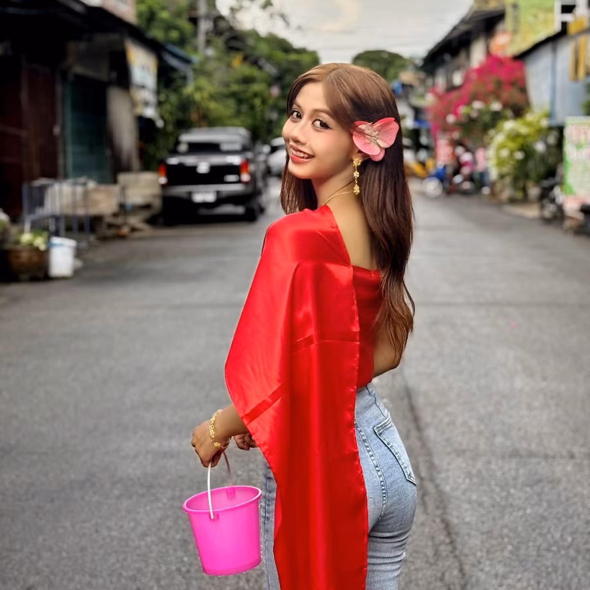 Ban đầu, cư dân mạng biết đến cô nhờ đường nét khuôn mặt có nhiều điểm tương đồng với Lisa – từ đôi mắt to, sống mũi cao đến nụ cười ngọt ngào. Tuy nhiên, thay vì mãi gắn liền với hình ảnh "Lisa phiên bản đời thường", cô gái trẻ này đã cho thấy sự lột xác mạnh mẽ về phong cách.