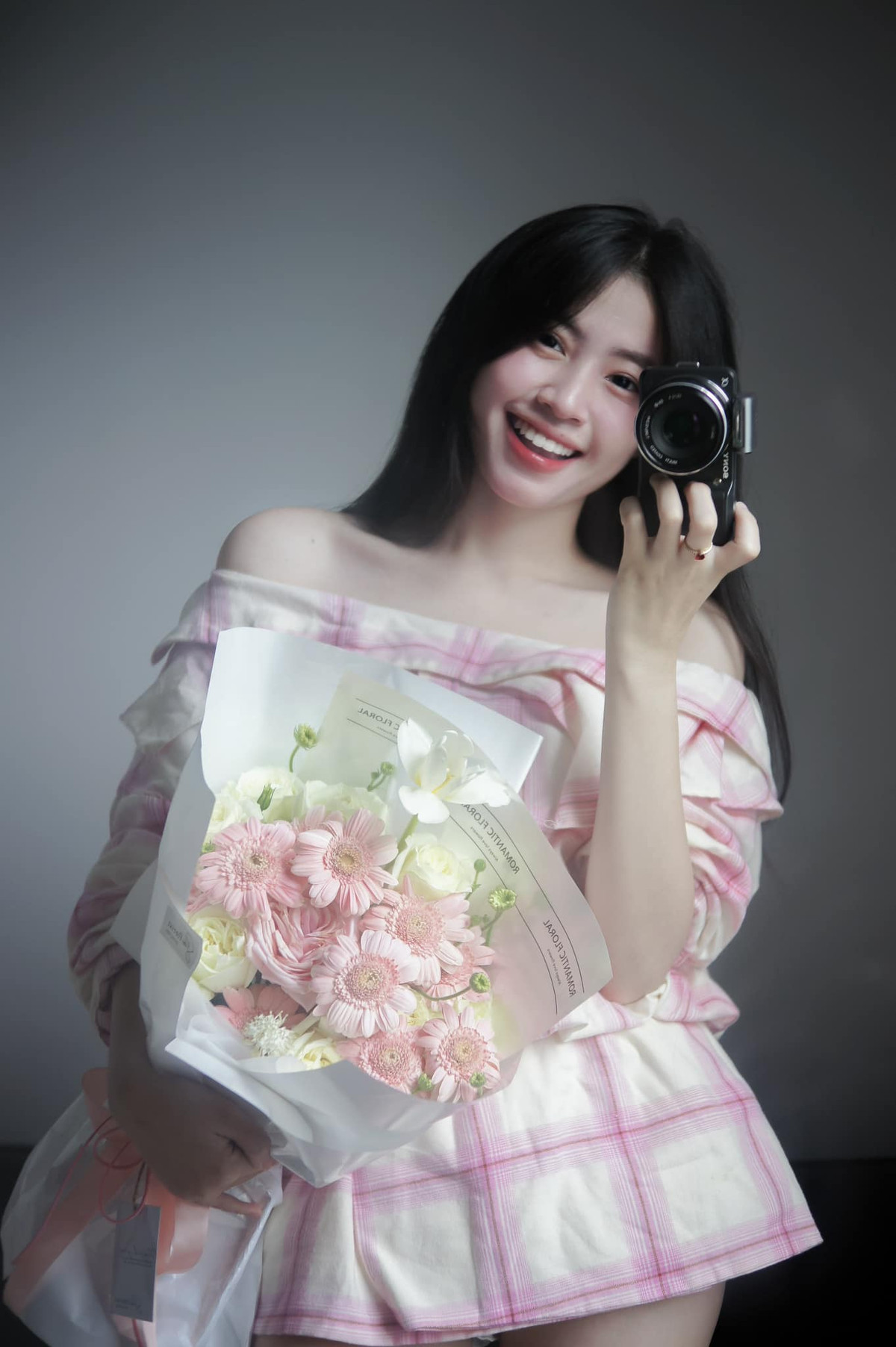 Gương mặt nhỏ nhắn, làn da trắng hồng, đôi mắt biết cười cùng nụ cười tươi sáng như ánh mặt trời khiến người đối diện không khỏi xao xuyến.