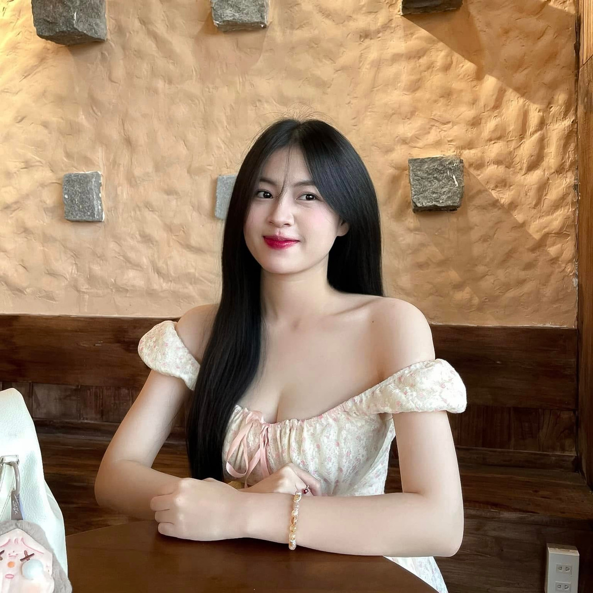 Chỉ với những khoảnh khắc đời thường, Út Quyên đã thu hút hàng chục nghìn lượt yêu thích và bình luận. Vẻ đẹp tự nhiên không phô trương, sự duyên dáng mộc mạc ấy lại trở thành "vũ khí" giúp cô chiếm trọn trái tim cư dân mạng.