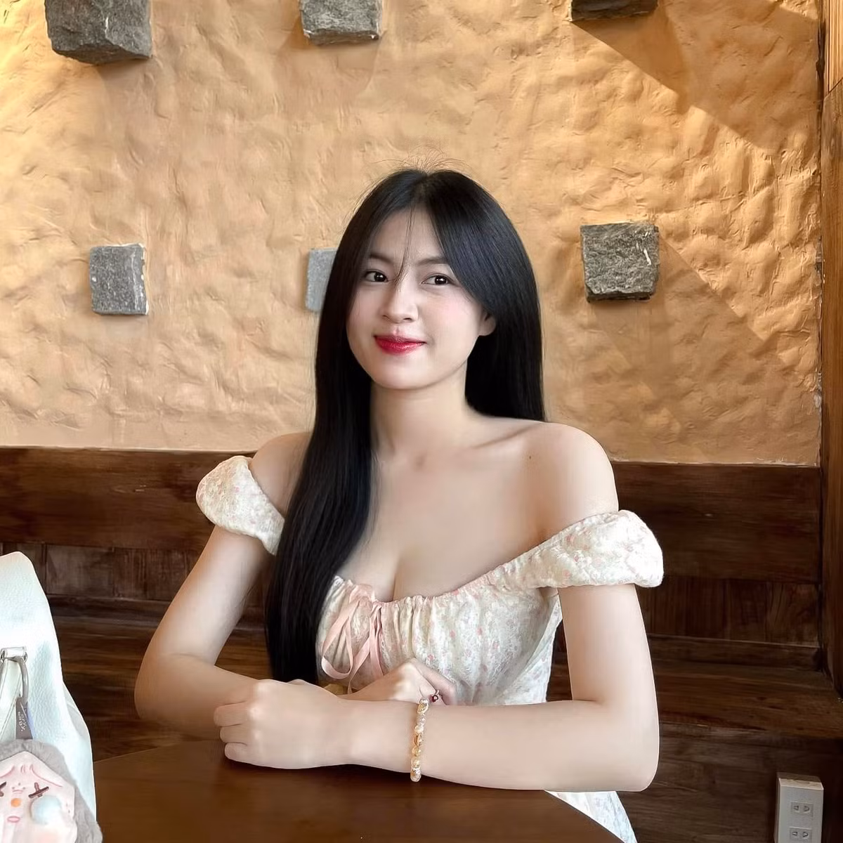 Chỉ với những khoảnh khắc đời thường, Út Quyên đã thu hút hàng chục nghìn lượt yêu thích và bình luận. Vẻ đẹp tự nhiên không phô trương, sự duyên dáng mộc mạc ấy lại trở thành "vũ khí" giúp cô chiếm trọn trái tim cư dân mạng.