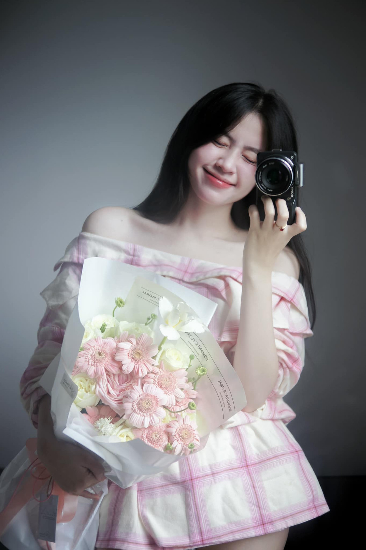 Sinh năm 2004, Út Quyên nhanh chóng trở thành hiện tượng mạng nhờ vẻ đẹp tự nhiên, thuần khiết đúng chuẩn "nàng thơ".