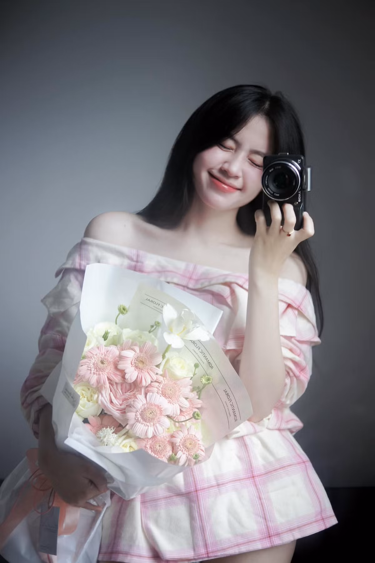 Sinh năm 2004, Út Quyên nhanh chóng trở thành hiện tượng mạng nhờ vẻ đẹp tự nhiên, thuần khiết đúng chuẩn "nàng thơ".