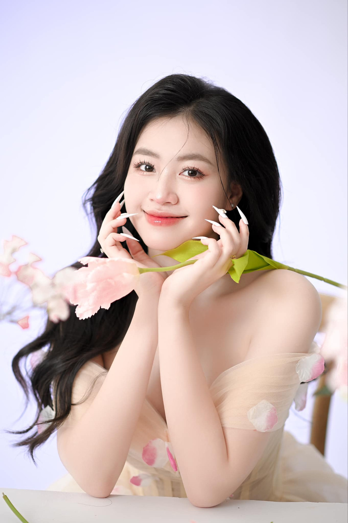 Dù chỉ diện trang phục đơn giản hay khoác lên mình bộ đồng phục, Út Quyên vẫn dễ dàng "đốn tim" người nhìn bằng thần thái nhẹ nhàng nhưng đầy cuốn hút.