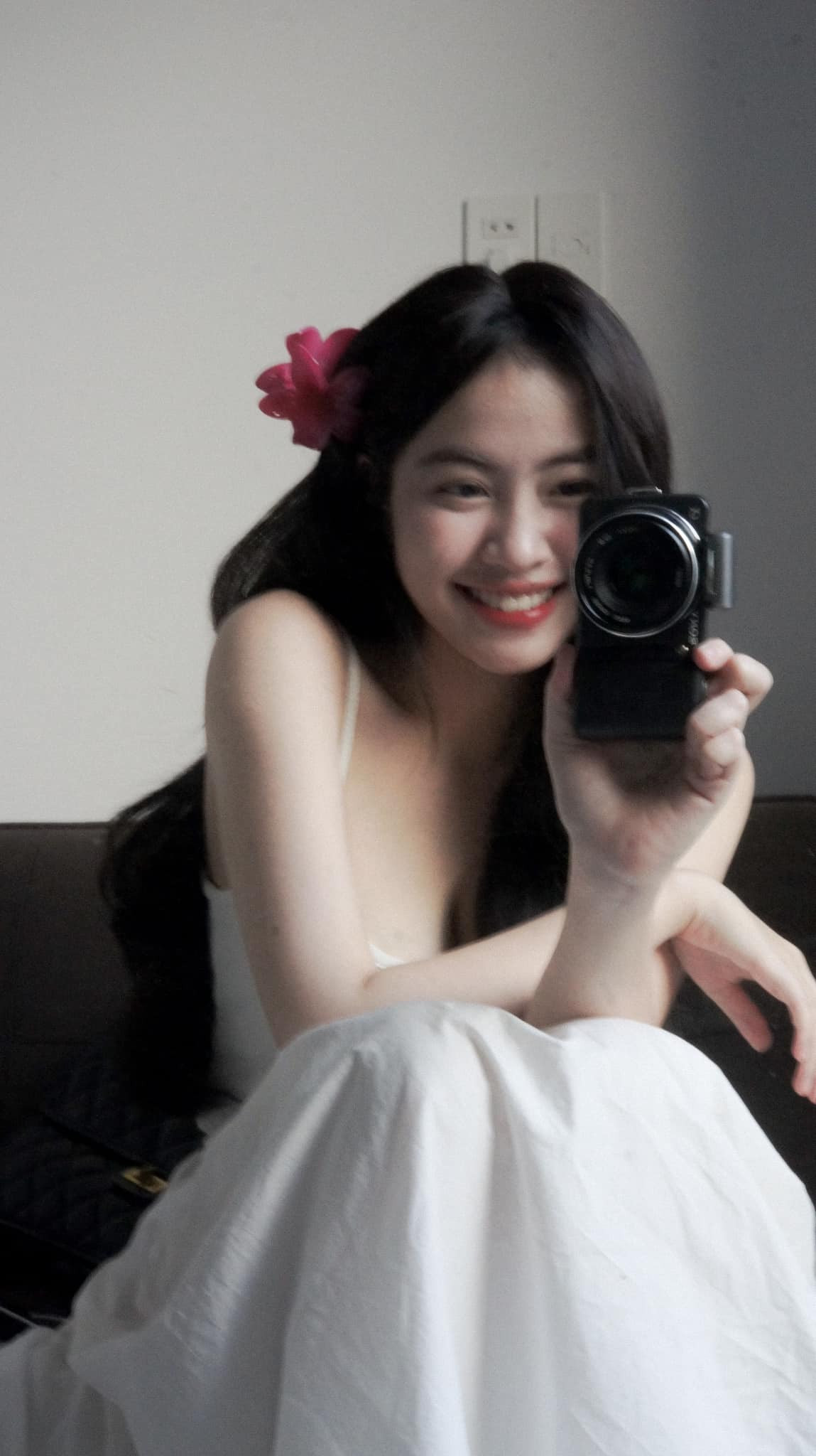 Không chạy theo những xu hướng khoe mẽ, Út Quyên chọn cho mình phong cách đời thường giản dị nhưng vẫn đầy sức hút.