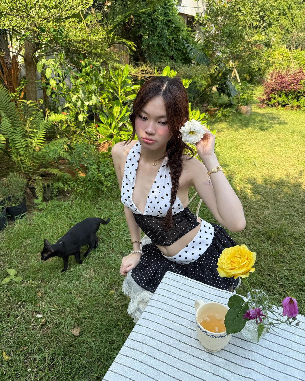 Trong bộ ảnh mới, Ly Phạm lựa chọn một bộ váy chấm bi mang đậm phong cách retro, nhưng lại được biến tấu tinh tế để phù hợp với vẻ đẹp hiện đại.