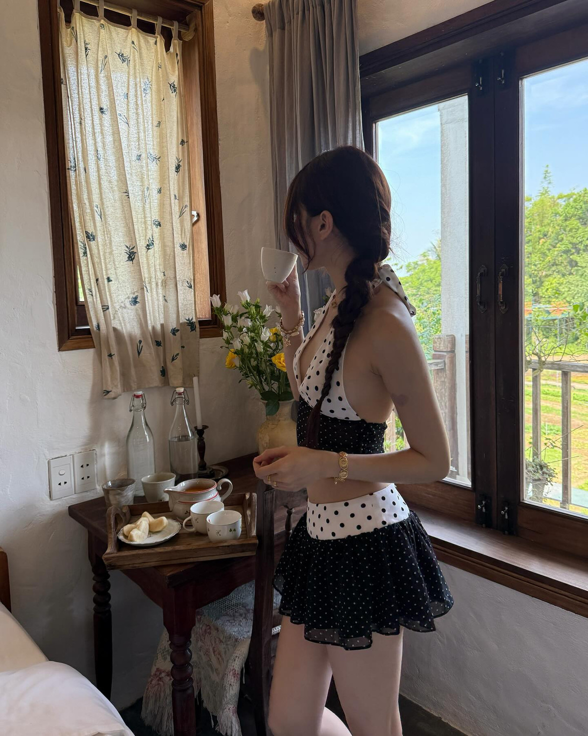 Bộ trang phục không chỉ đẹp mắt mà còn thể hiện gu thẩm mỹ tinh tế và sự nhạy bén với xu hướng thời trang của Ly Phạm - kết hợp giữa nét cổ điển và sức trẻ hiện đại, rất dễ chiếm cảm tình của giới trẻ yêu thích phong cách vừa nữ tính vừa nổi bật.