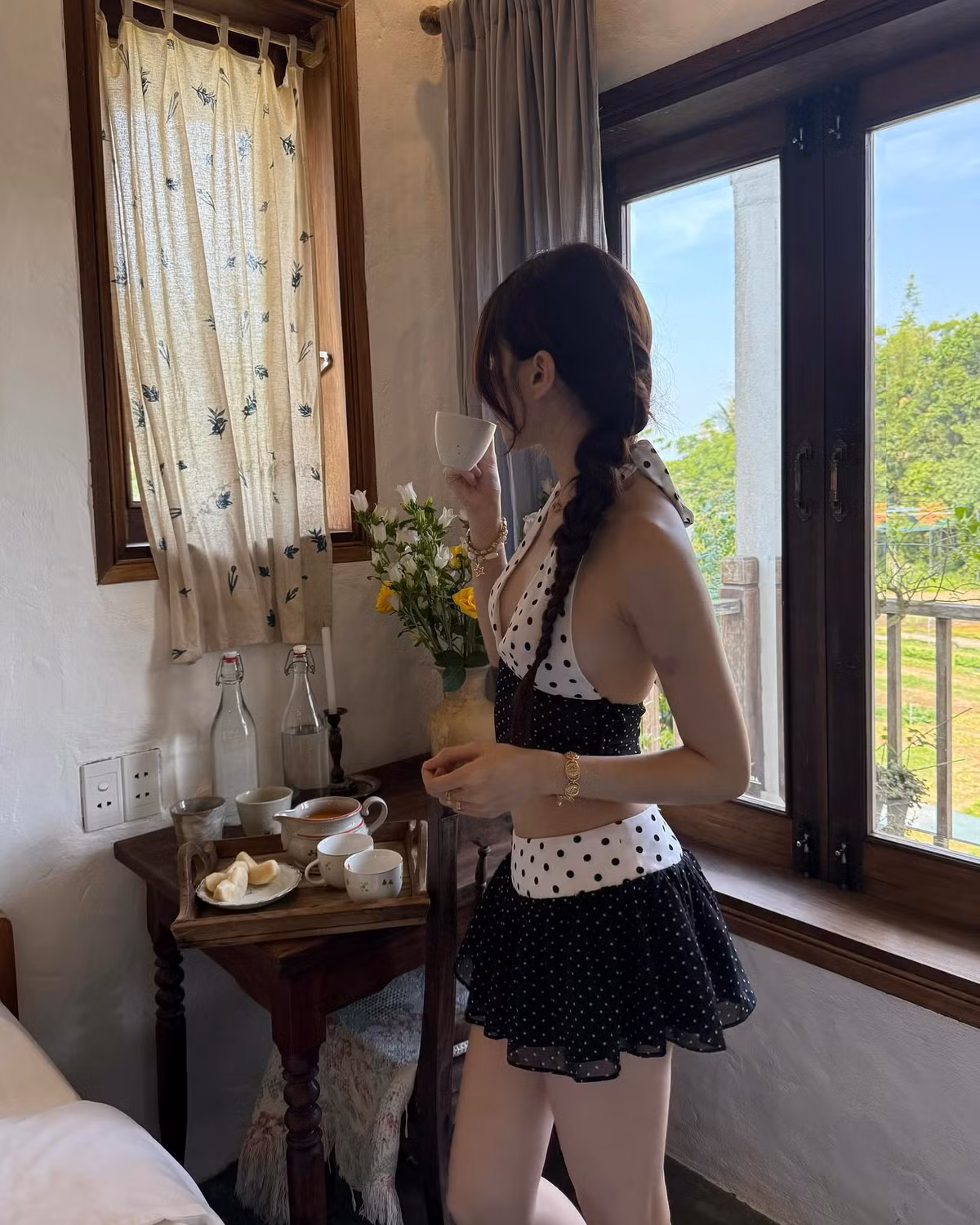 Bộ trang phục không chỉ đẹp mắt mà còn thể hiện gu thẩm mỹ tinh tế và sự nhạy bén với xu hướng thời trang của Ly Phạm - kết hợp giữa nét cổ điển và sức trẻ hiện đại, rất dễ chiếm cảm tình của giới trẻ yêu thích phong cách vừa nữ tính vừa nổi bật.