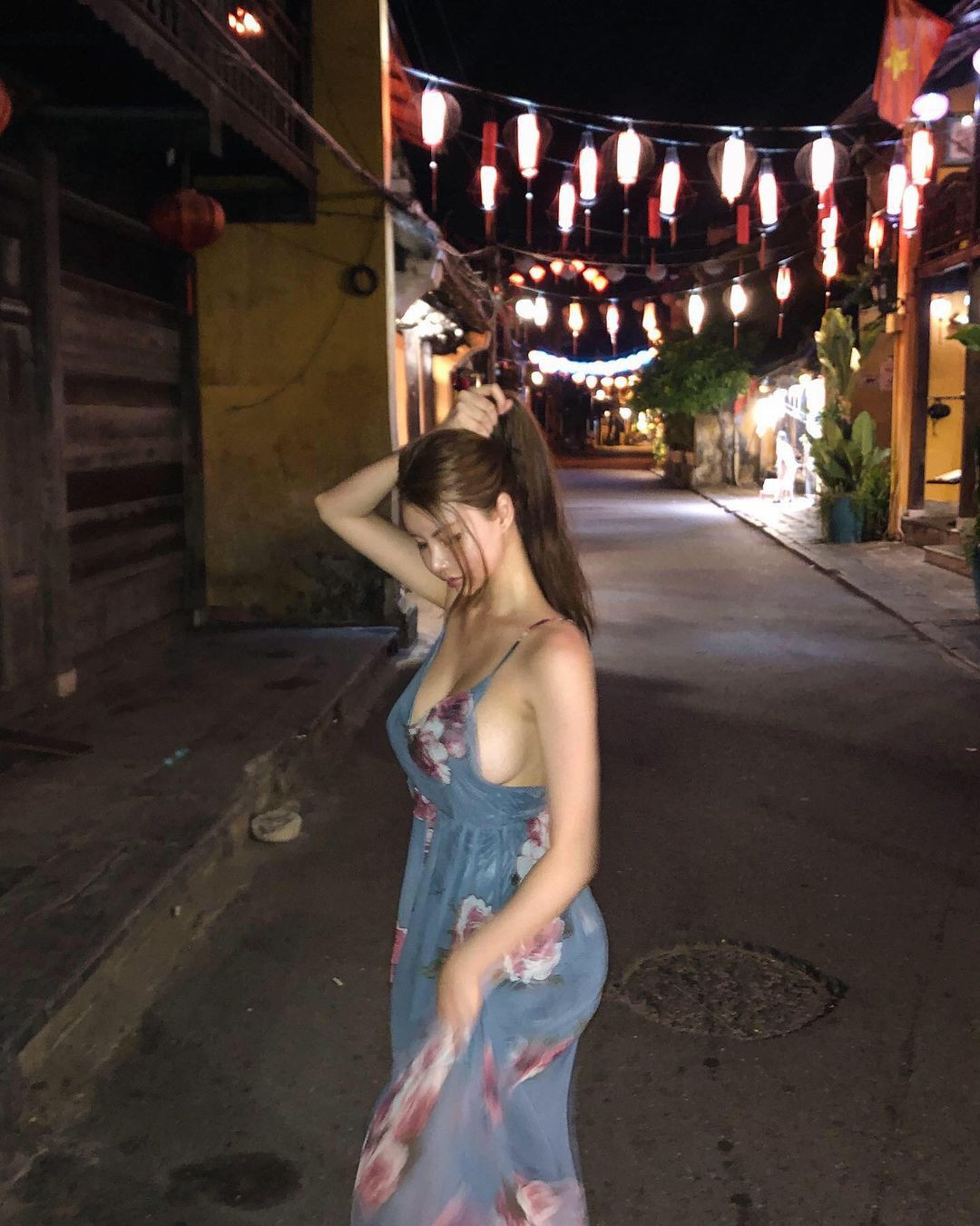 Beak Si Young là người đẹp mạng xã hội Hàn Quốc được đông đảo cư dân mạng Việt Nam biết đến khi những bức ảnh cô nàng check-in khoe dáng trong chuyến du lịch Hội An vira; khắp mạng xã hội.