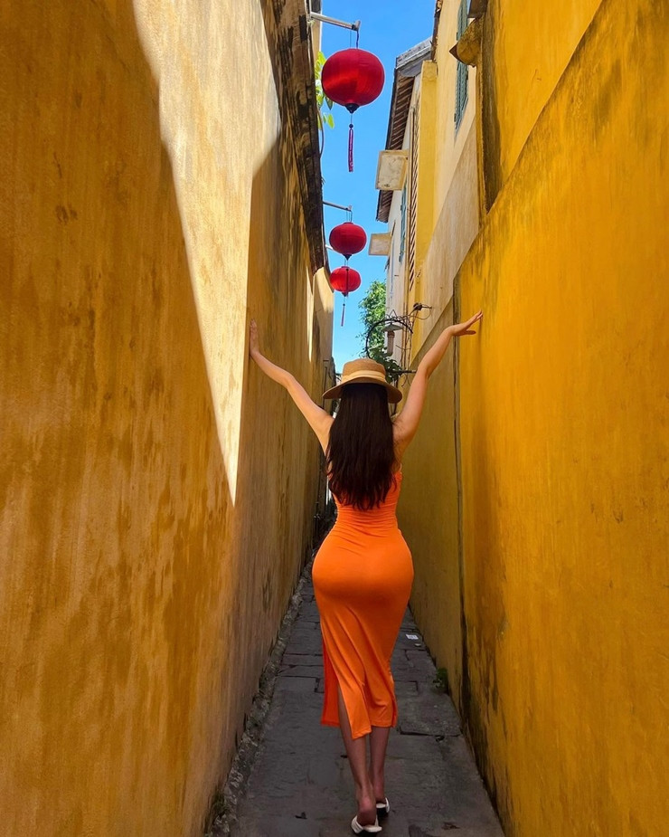 Check-in tại góc tường "huyền thoại" tại Hội An, cô nàng nhanh chóng "gây bão" với cách tạo dáng gợi cảm và vẻ đẹp cuốn hút.