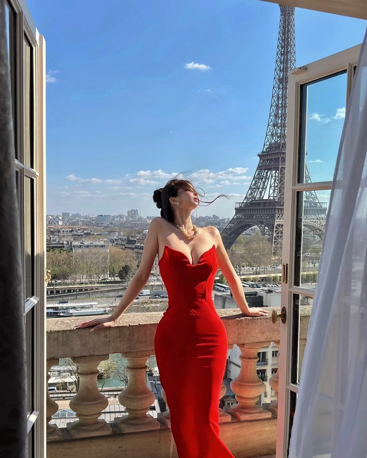 Tuy nhiên, điểm khiến cô thực sự khác biệt chính là thân hình đồng hồ cát cực phẩm, được truyền thông Hàn Quốc ưu ái gọi là "body 1% dân số" – chỉ số đo hoàn hảo hiếm có.