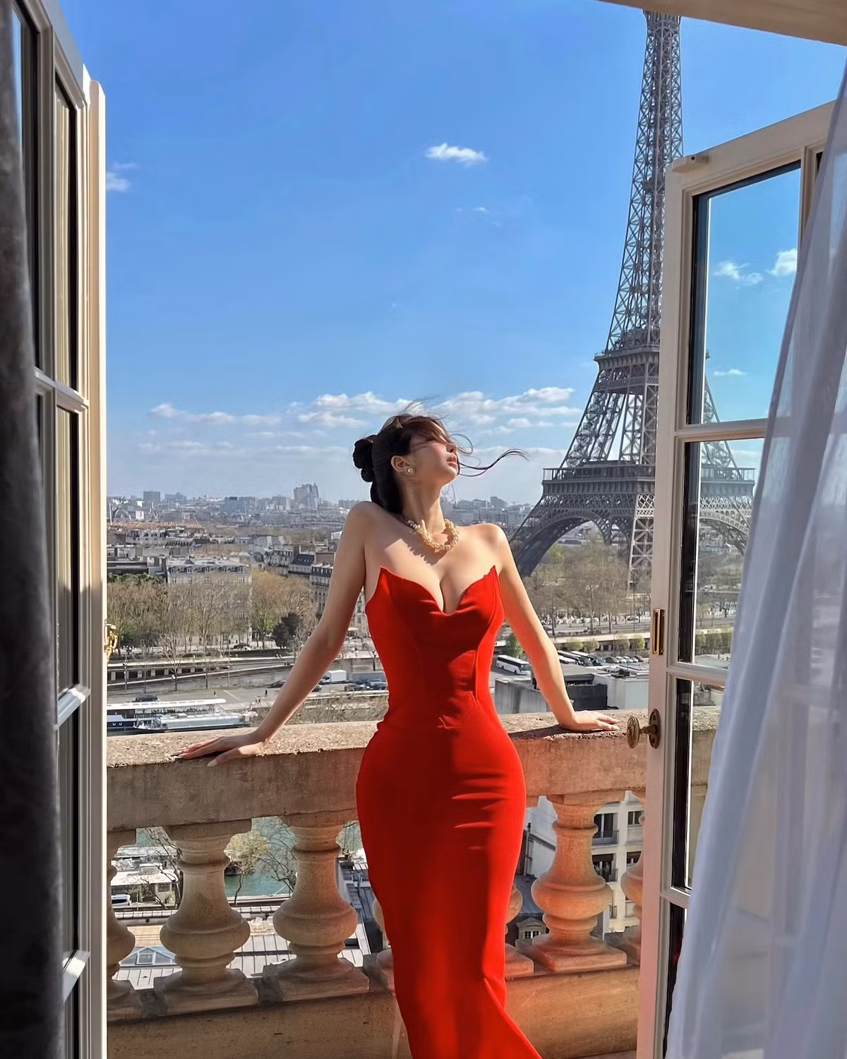 Tuy nhiên, điểm khiến cô thực sự khác biệt chính là thân hình đồng hồ cát cực phẩm, được truyền thông Hàn Quốc ưu ái gọi là "body 1% dân số" – chỉ số đo hoàn hảo hiếm có.