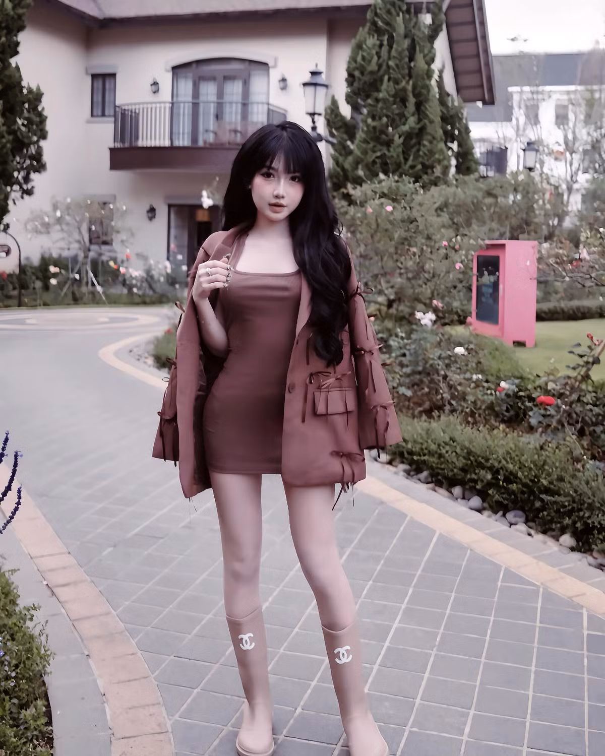 Sở hữu nhan sắc xinh đẹp, Thu Trà từng vướng vào nhiều đồn đoán liên quan đến việc phẫu thuật thẩm mỹ, thế nhưng nàng hot girl chưa từng lên tiếng về vấn đề này.