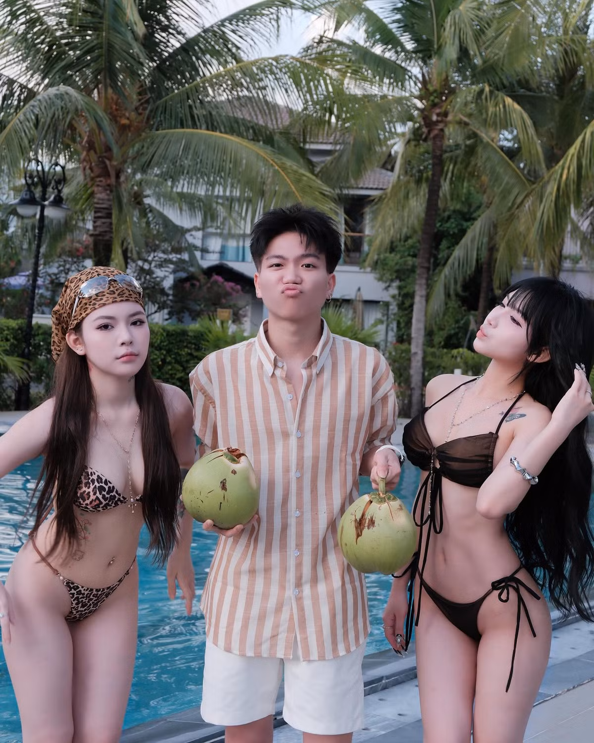 Những đường cong mềm mại, vòng eo thon gọn cùng đôi chân dài nuột nà của cô nàng trở thành tâm điểm của mọi ánh nhìn.