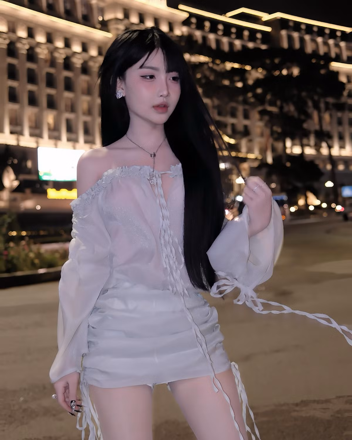 Không chỉ sở hữu ngoại hình nổi bật, Bùi Thu Trà còn được mệnh danh là “top 1 girl phố” trên mạng xã hội nhờ gương mặt xinh đẹp pha chút sắc sảo hiện đại, cùng gu thời trang phóng khoáng.