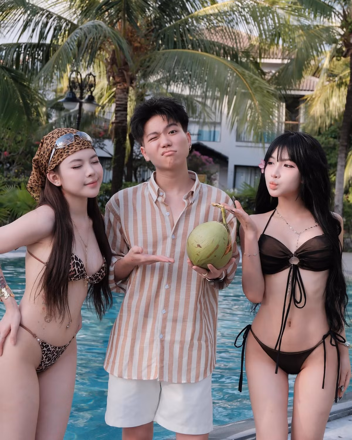 Với mái tóc dài buông lơi mềm mại, điểm xuyết thêm một đóa hoa tím nhẹ nhàng bên tai, Thu Trà tựa như một nàng thơ giữa khung cảnh thiên nhiên nhiệt đới.