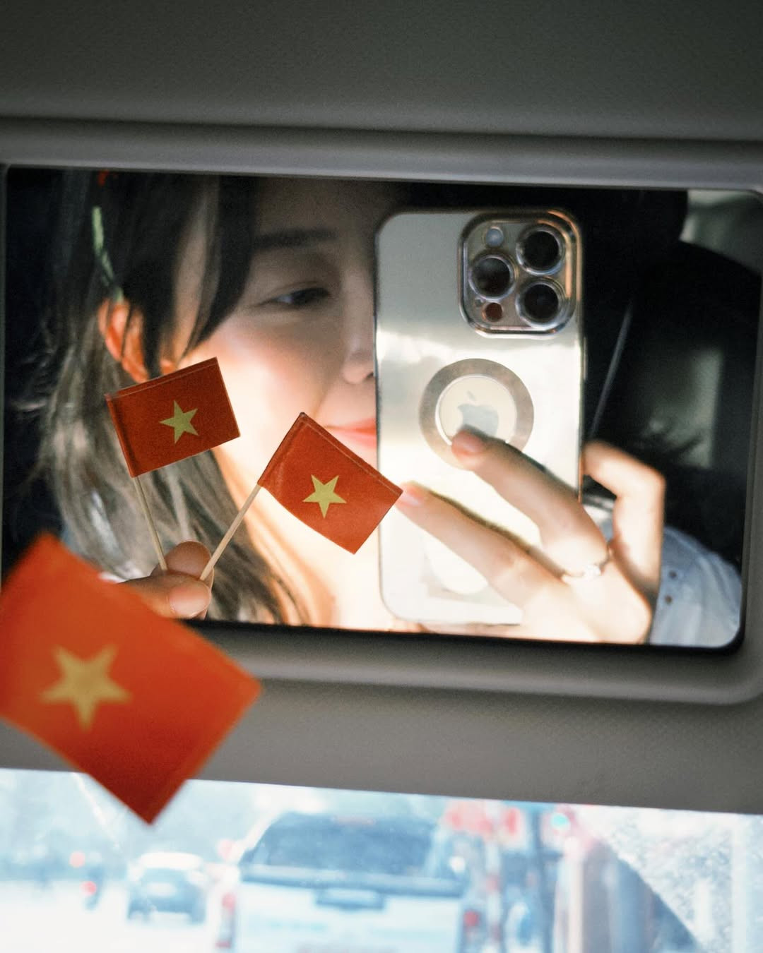 Cô gợi ý các tư thế đơn giản nhưng hiệu quả như: Đứng giữa con đường, ngẩng đầu nhìn lên để hàng trăm lá cờ trở thành phông nền sống động phía sau; Cầm lá cờ nhỏ trên tay, tạo dáng giơ cao hoặc vẫy nhẹ, thể hiện tinh thần phấn khởi; Tạo dáng nghiêng người, nở nụ cười rạng rỡ để bức ảnh thêm phần sinh động.