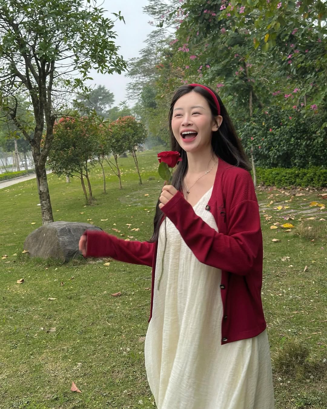 Cô thường xuyên chia sẻ những bí quyết chụp ảnh, phối đồ và tạo dáng, giúp người theo dõi có thêm cảm hứng để lưu giữ những khoảnh khắc đáng nhớ trong cuộc sống.