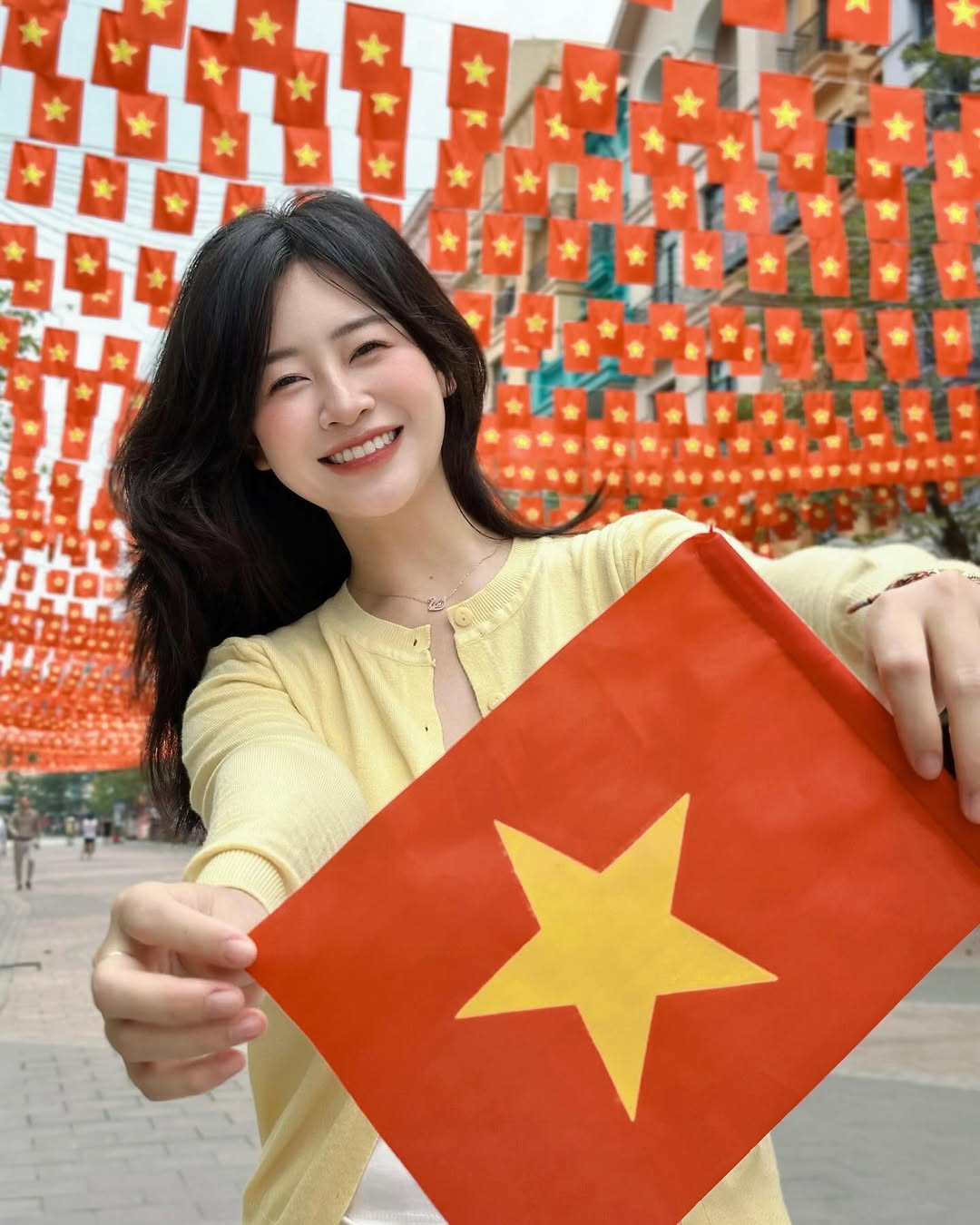 Với phong cách trẻ trung, năng động và tinh thần yêu nước, Lê Chi đã truyền cảm hứng cho giới trẻ trong việc lưu giữ những khoảnh khắc ý nghĩa trong dịp lễ kỷ niệm 50 năm Giải phóng miền Nam, Thống nhất đất nước.