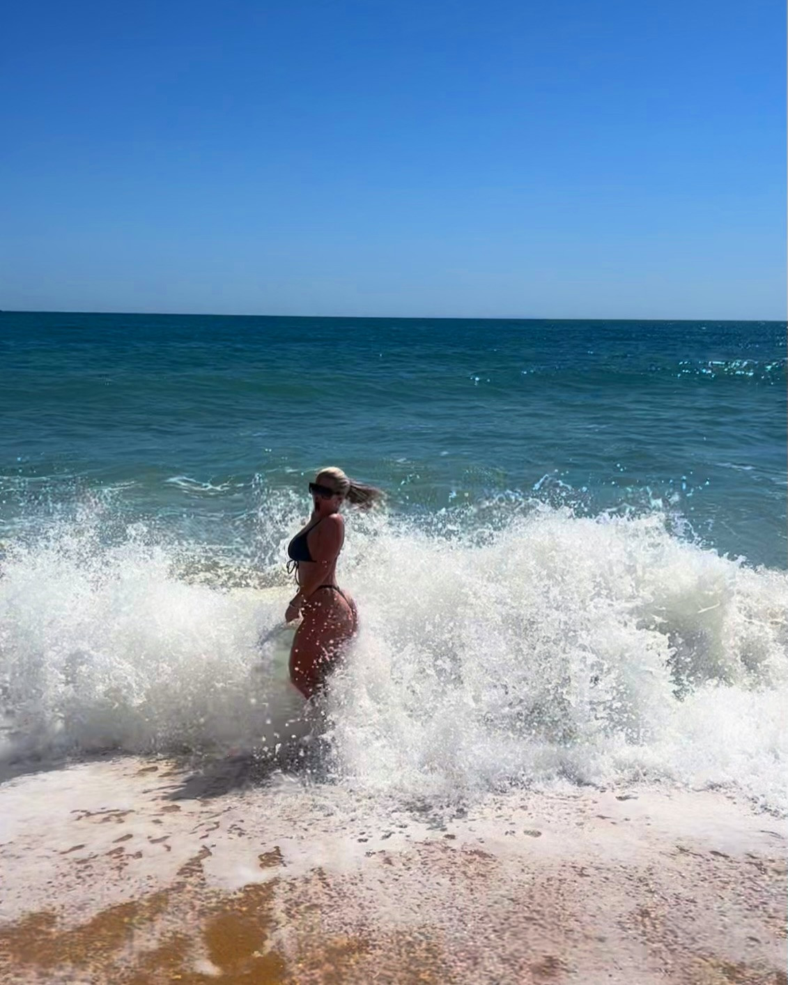 Trong loạt ảnh, Madelene Wright lựa chọn thiết kế bikini tối giản với tông màu đen, ôm sát body giúp tôn lên vóc dáng săn chắc, vòng eo thon gọn và đôi chân dài nuột nà.