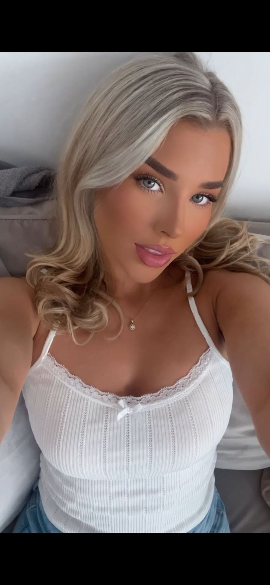 Cô nàng có một tài khoản OnyFans khá nổi tiếng, đây cũng được cho là nguồn thu nhập chính của nữ cầu thủ hiện tại.