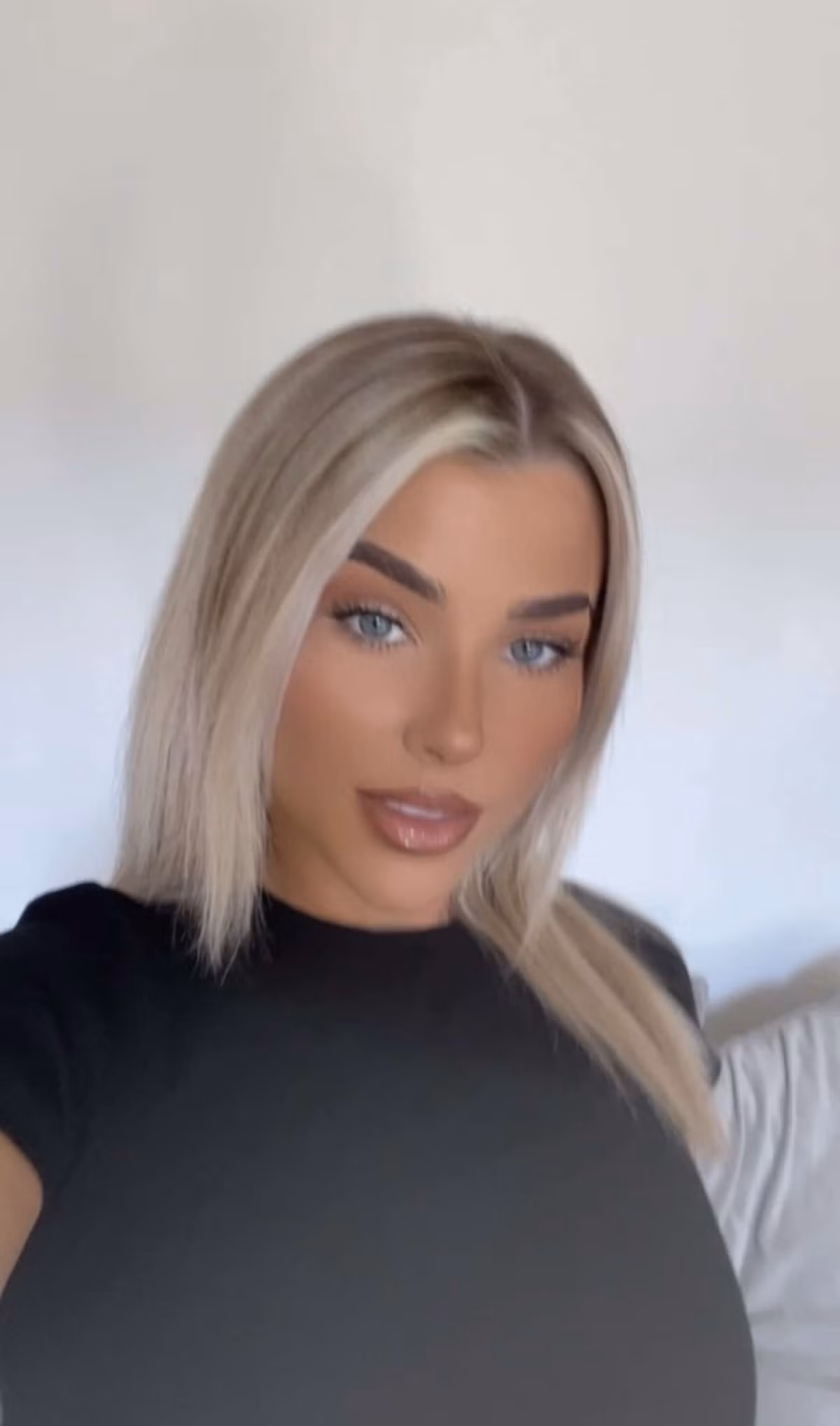 Sau khi ít tập trung cho việc thi đấu chuyên nghiệp, cô nàng chuyển hướng sang làm người mẫu và trở thành một trong những gương mặt đình đám trên mạng xã hội với lượng fan khủng.