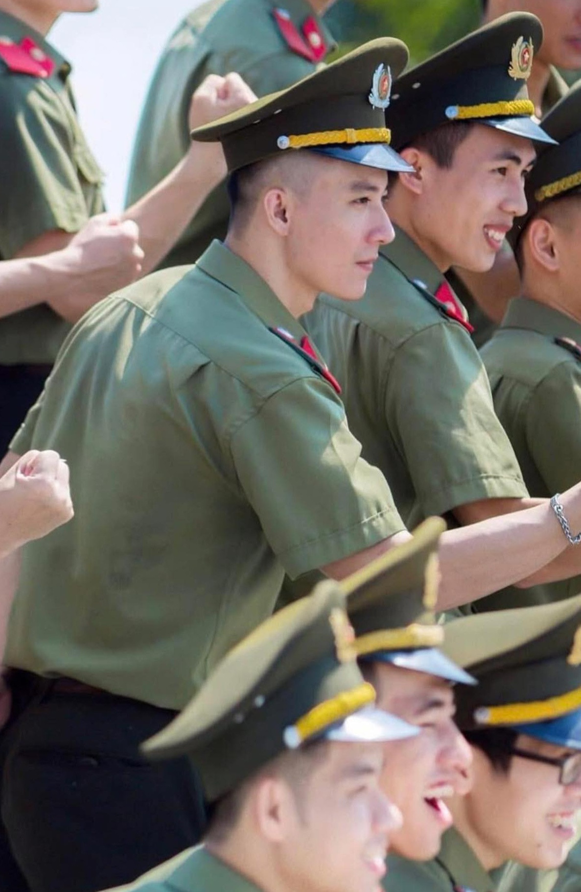 Mạng xã hội những ngày gần đây đang "bùng cháy" bởi hình ảnh một chiến sĩ công an xuất hiện trong buổi luyện tập chuẩn bị cho Lễ diễu binh kỷ niệm 30/4. Chỉ cần vài giây lọt vào ống kính, anh chàng đã nhanh chóng trở thành "hiện tượng" – khiến hội chị em phải mở chế độ "truy tìm tung tích" vì visual quá đỗi cuốn hút.