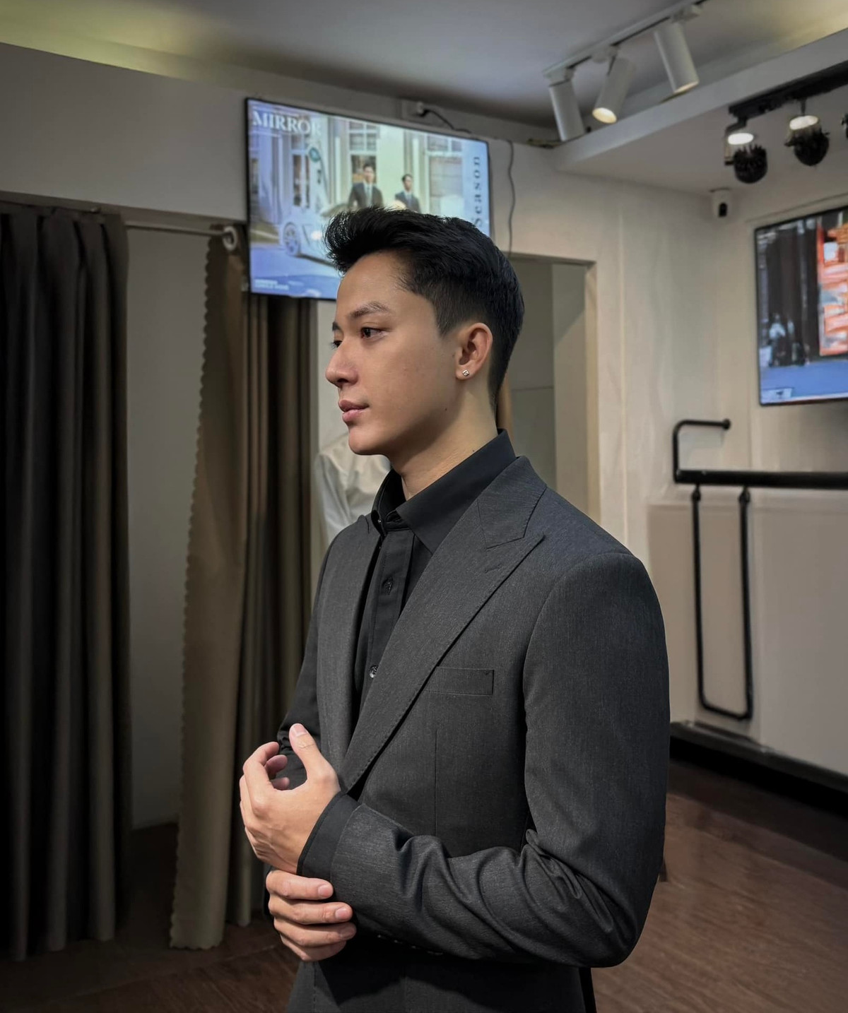 Ngay sau khi đoạn clip lan truyền, hàng loạt từ khóa như "nam thần công an diễu binh", "soái ca 30/4", "anh công an góc nghiêng thần thánh" lọt top tìm kiếm.